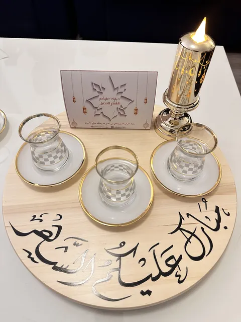 ضيافة رمضان مع أكواب الشاي المذهبة